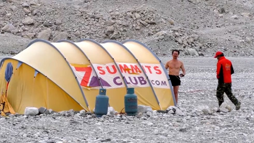 Ради эксперимента устроили секс в огромной палатке на заднем дворе