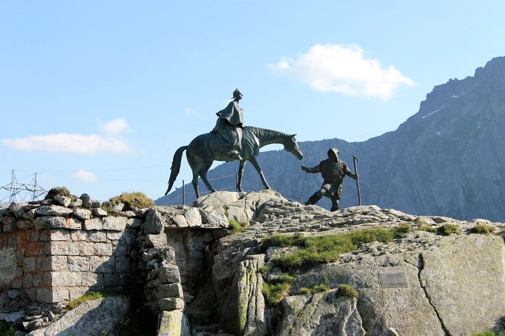 Памятник суворову в швейцарии возле чертова моста
