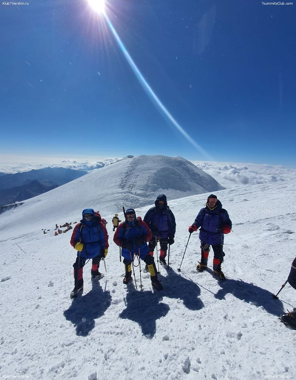 3 вершины эльбруса. Восхождение на Эльбрус 7 вершин. Вершина Эльбруса 5642. Эльбрус 2022. Эльбрус базовый лагерь высота.