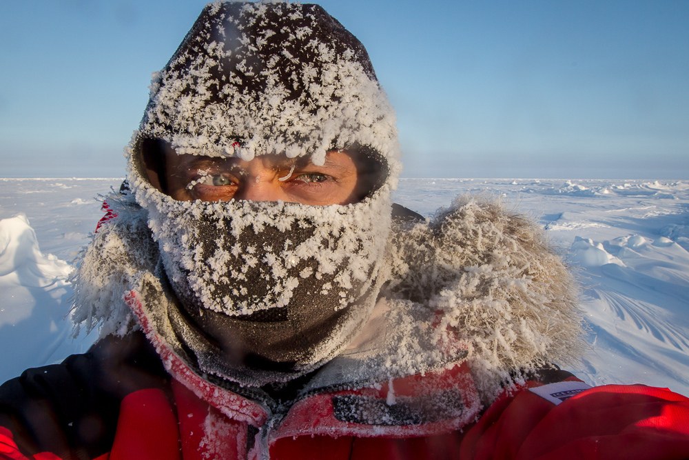 Застыл какое лицо. Полярники на Северном полюсе. Люди на Северном полюсе. Человек на полюсе. Полярники в Арктике.