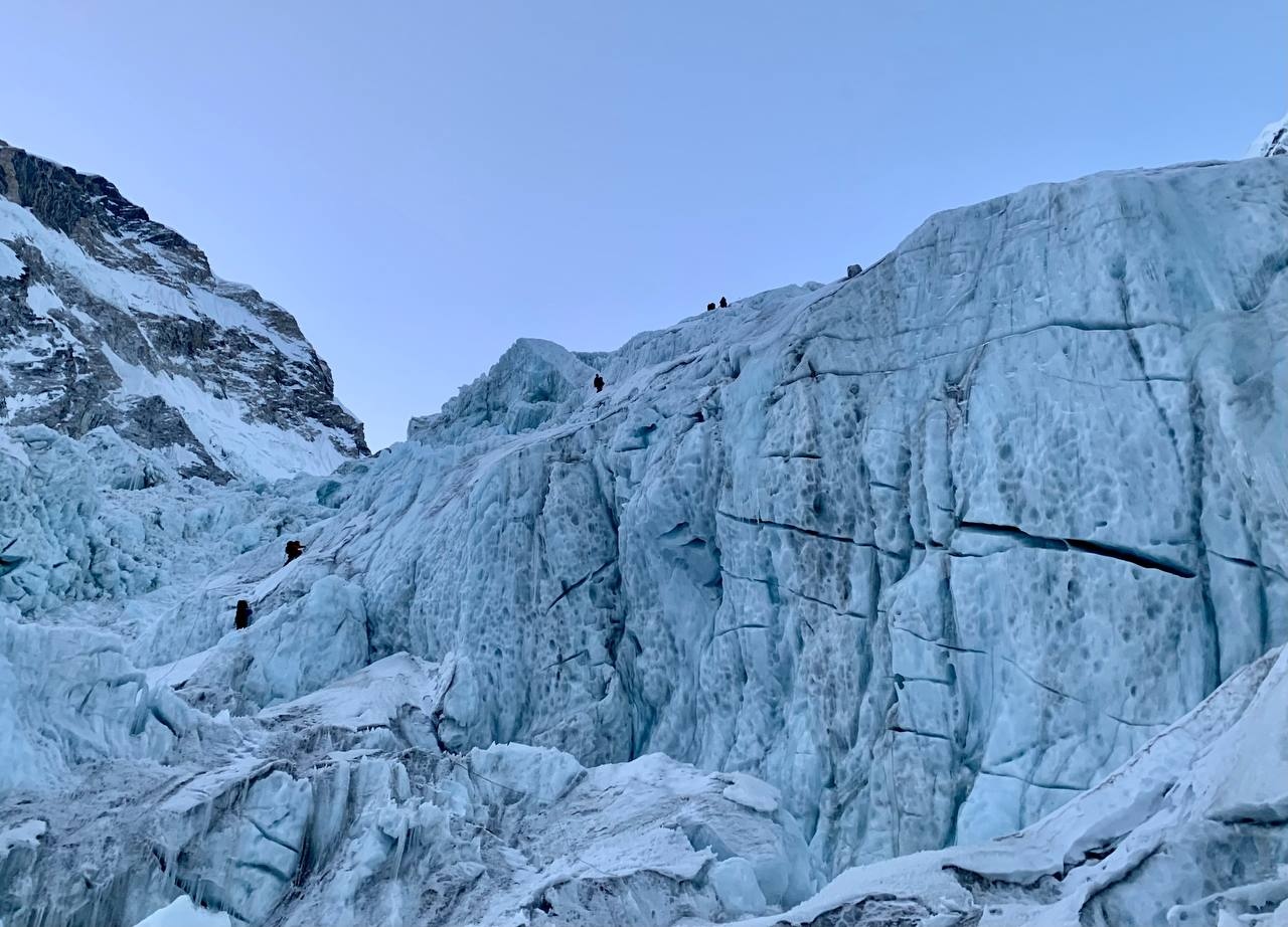 Страдающие горы. Ледопад Кхумбу. Знаменитый ледник Кхумбу. Ледяная глыба. Ледопад Райгородского.