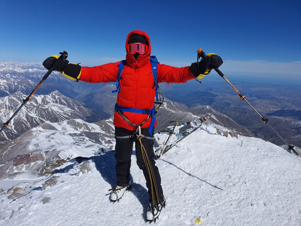 Экскурсия на эльбрус 2024. Эльбрус вершина. Альпинисты на вершине Эльбруса. Заснеженные вершины Эльбруса. Эльбрус подняться на вершину.
