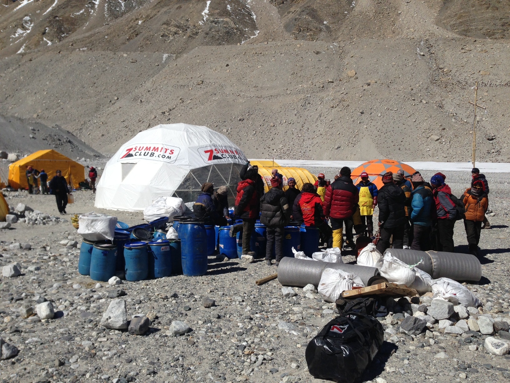 Первая экспедиция на эверест. Базовый лагерь Эвереста 7 вершин. Маккинли базовый лагерь. Эверест альплагерь. Восхождение на Эверест лагеря.