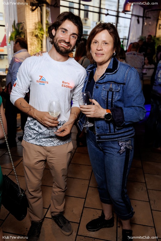   7    8000. 8  2023 .  ,  400