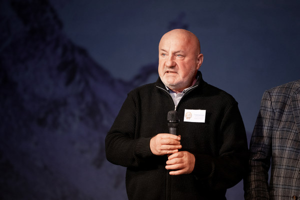    25.11.2023.  . : . ,  19