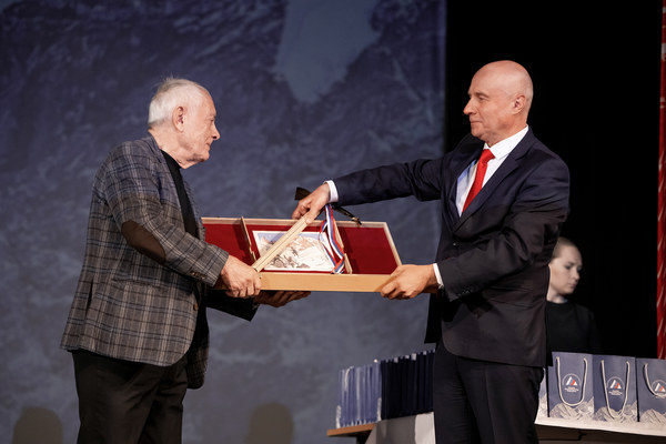    25.11.2023.  . : . ,  28