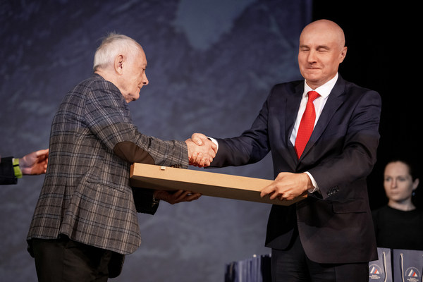    25.11.2023.  . : . ,  30