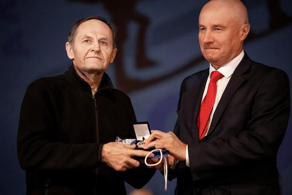    25.11.2023.  . : . ,  162