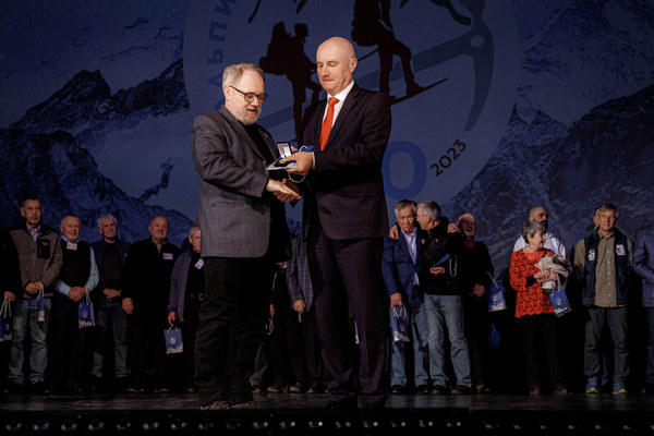    25.11.2023.  . : . ,  166