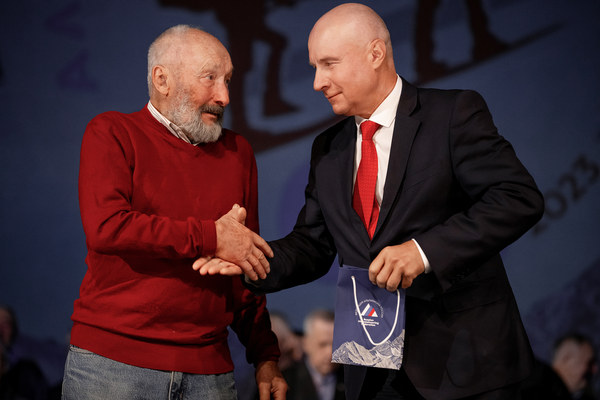    25.11.2023.  . : . ,  185